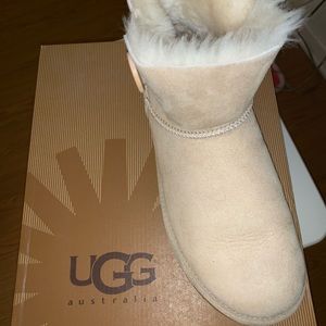 A size 7 women mini bailey button uggs